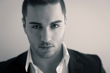 Kendine güvenen genç adam portre kadar yakın. sepya sesi görüntü