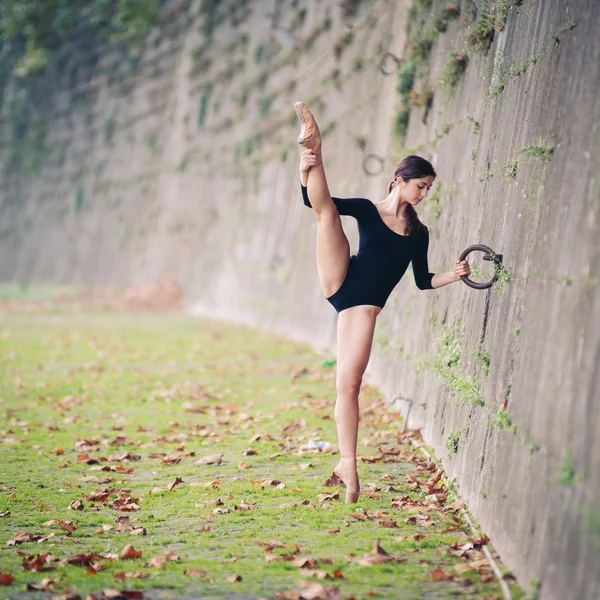 Jeune belle ballerine dansant au bord de la rivière Tevere à Rome, Italie — Photo