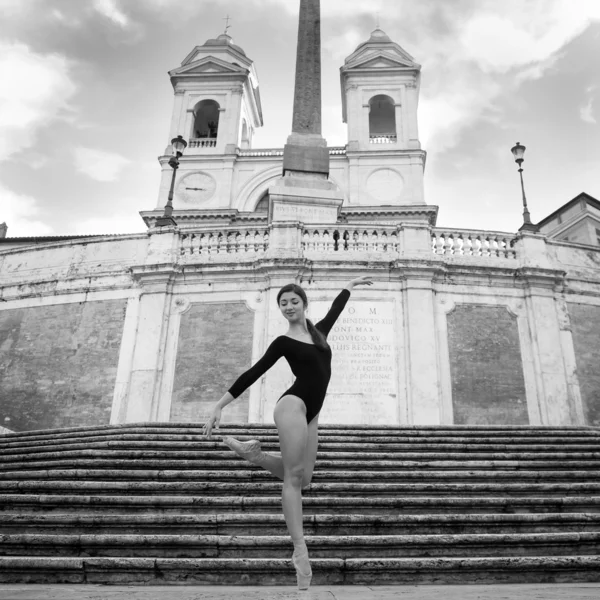 Young beautiful ballerina dancing on the Spanish Steps in Rome, Italy — Stock Photo, Image