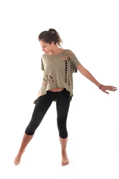 Hermosa chica morena bailando sobre fondo blanco. Captura de estudio — Foto de Stock