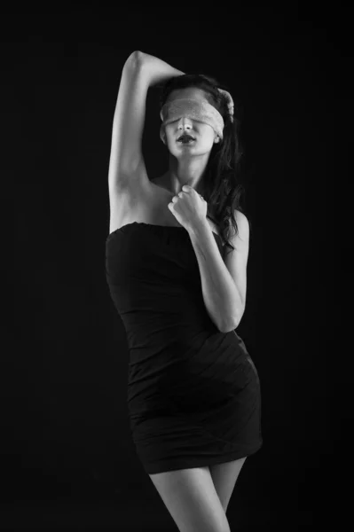 Retrato de mulher constrangida pelo anel de gaze em olhos. Imagem em preto e branco — Fotografia de Stock