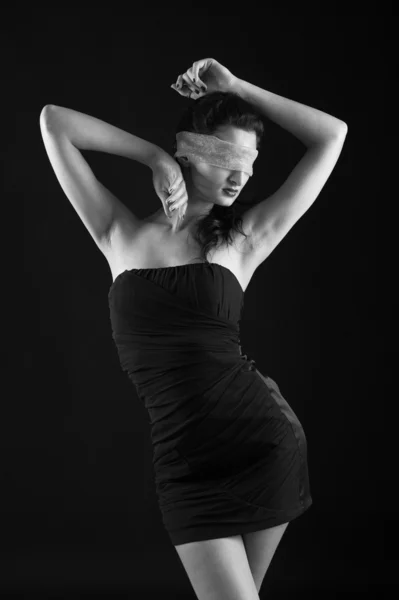 Porträt einer Frau, die durch einen Gaze-Ring an den Augen eingeschränkt ist. Schwarz-Weiß-Bild — Stockfoto