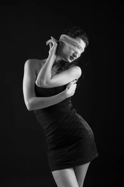 Porträt einer Frau, die durch einen Gaze-Ring an den Augen eingeschränkt ist. Schwarz-Weiß-Bild — Stockfoto