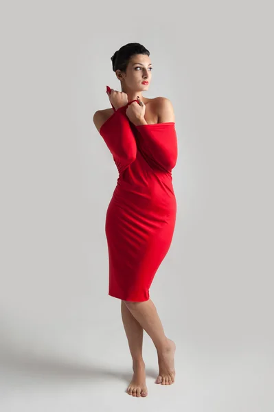 Mulher morena bonita com pano elástico vermelho, tiro estúdio — Fotografia de Stock