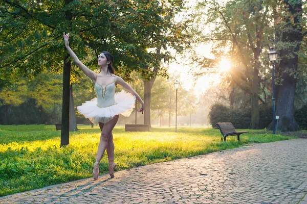 Unga vackra ballerina dansa utomhus i en park. ballerina-projektet — Stockfoto