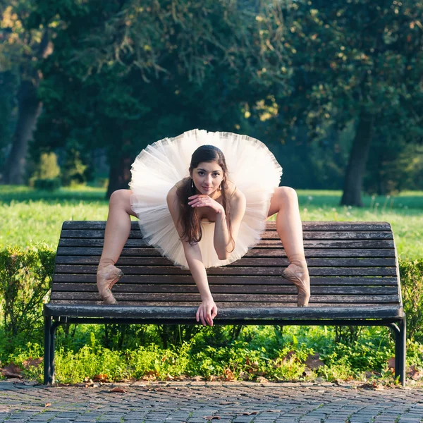 Jonge mooie ballerina poseren buiten in een park. Ballerina project — Stockfoto