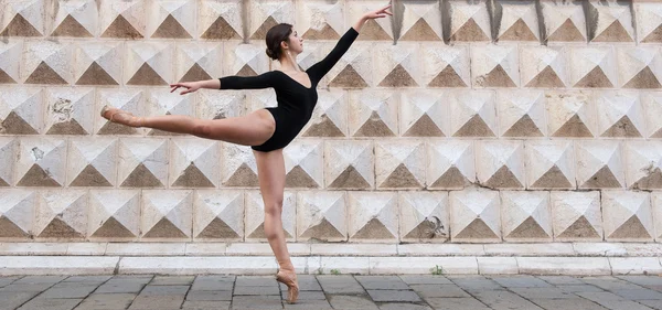 Young beautiful ballerina dancing outdoors in front of Palazzo dei Diamanti in Ferrara, Italy — Stock Photo, Image