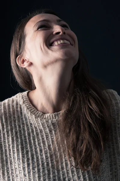 Riéndose mujer de mediana edad primer plano retrato sobre fondo negro —  Fotos de Stock