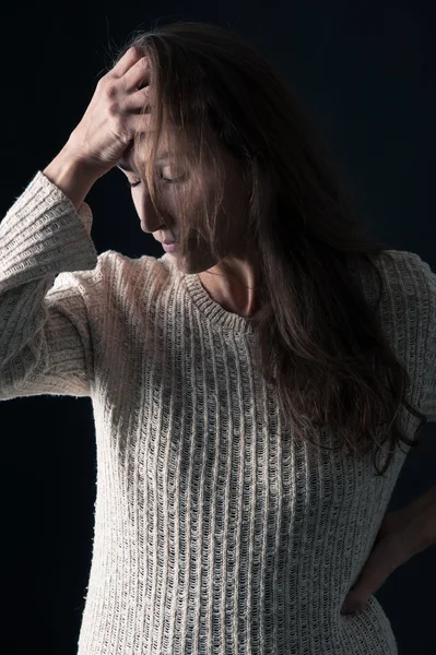 Middelbare leeftijd vrouw intiem portret op zwarte achtergrond — Stockfoto