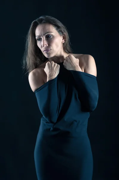 Elegante mujer de mediana edad retrato íntimo sobre fondo negro — Foto de Stock