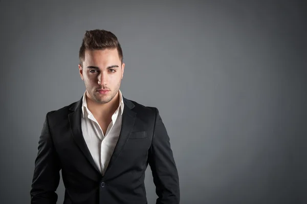 Joven hombre de cerca retrato sobre fondo gris —  Fotos de Stock