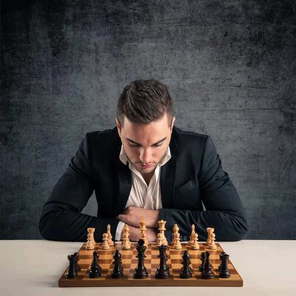 Homme jouant aux échecs, isolé sur fond sombre grunge — Photo