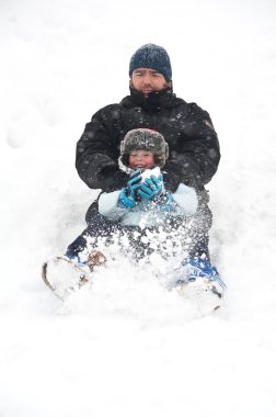 Baba ve oğul karda kayan