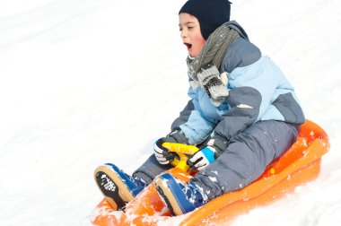 Çocuk karda Bob 'la kayıyor.