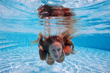Yüzme havuzunda sualtı kadın portresi yukarıya kapatmak