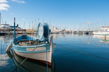 Limanda toulon, Fransa, yatların ön planda küçük tekne