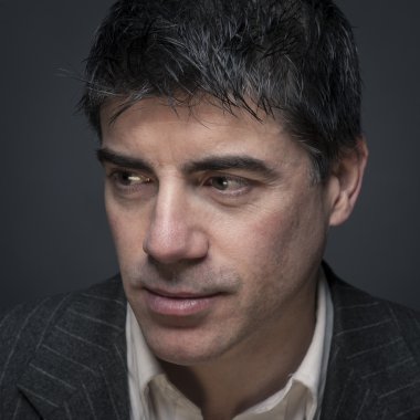 Orta yaş erkek portre koyu arka planı kapat