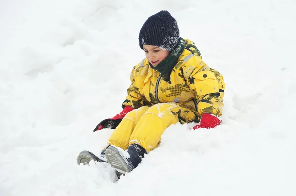 Маленька дитина розважається в снігу — стокове фото