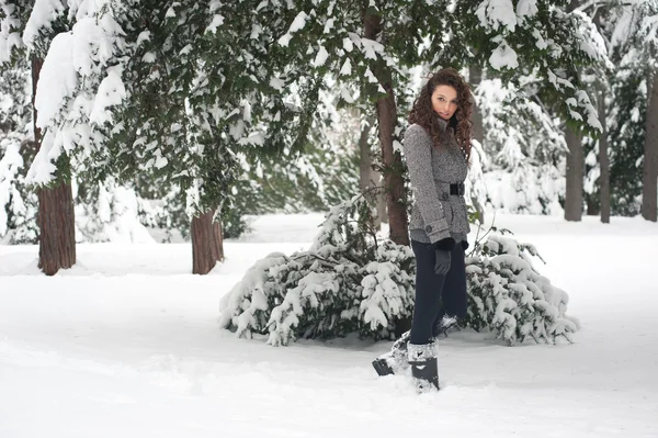 Belle fille en plein air portrait avec neige — Photo