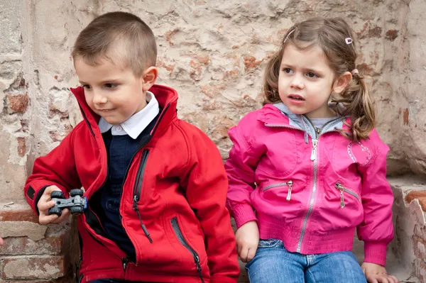 Niños jugando juntos contra una pared —  Fotos de Stock