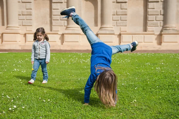 Юные сёстры играют на открытом воздухе — стоковое фото