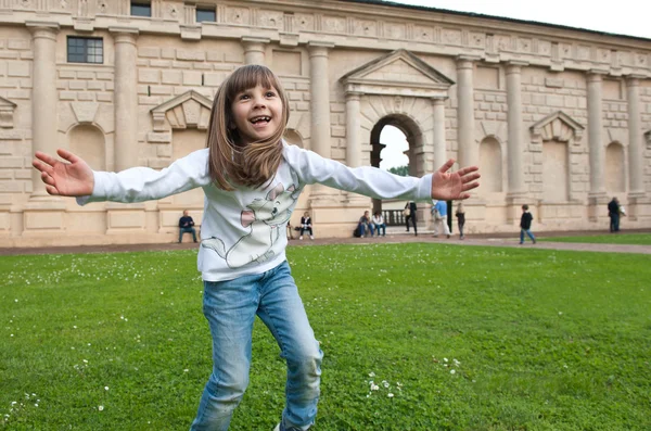 Young girl jumping outdoors — Stock Photo, Image