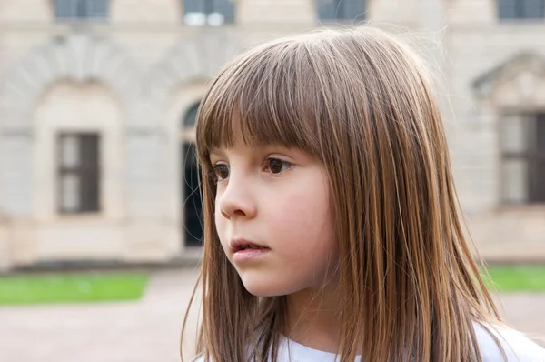 Jeune fille gros plan portrait à l'extérieur — Photo