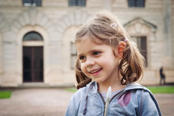 Glimlachend jong meisje dicht omhoog portret buitenshuis — Stockfoto