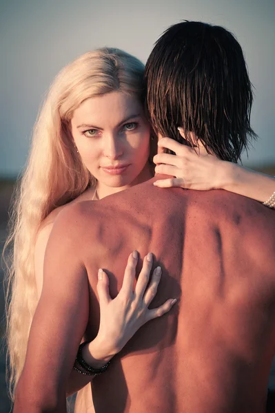 Casal romântico na praia — Fotografia de Stock