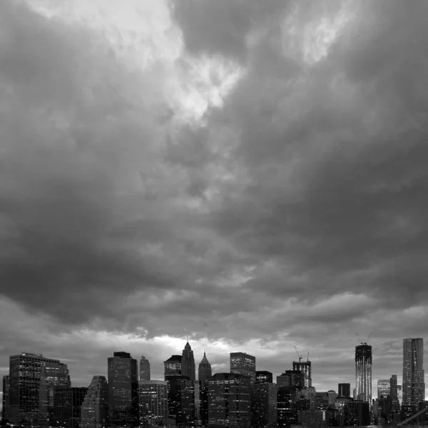 Fotografia panorâmica do horizonte de Manhattan da ponte de Brooklyn à noite — Fotografia de Stock