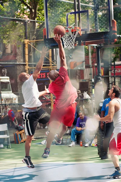 New york city - 28. června: západ 4. ulice kultovní basketbalové hřiště, "klec" — Stock fotografie