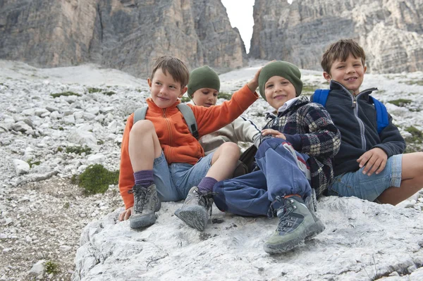 Ritratto per bambini in montagna. Dolomiti, Italia — Foto Stock