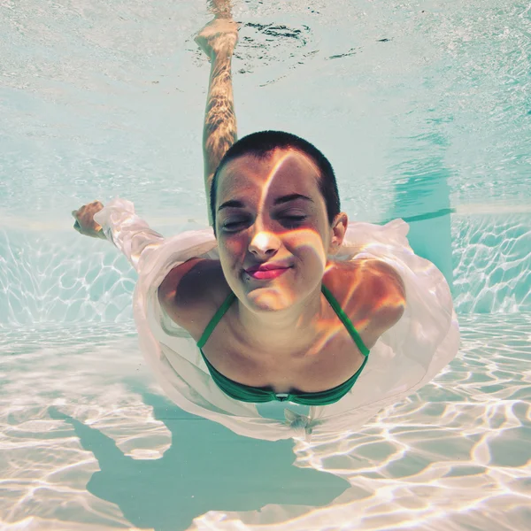 Portrait de femme sous-marine avec bikini vert dans la piscine — Photo