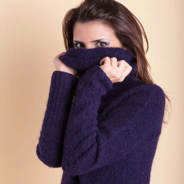 Frauenporträt mit lila Pullover versteckt sich isoliert vor gelbem Hintergrund — Stockfoto