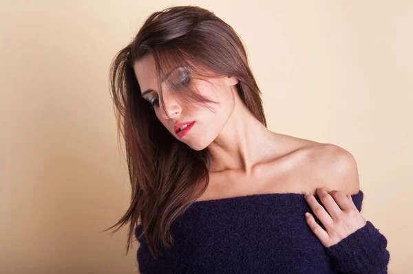 Frauenporträt mit lila Pullover und rotem Lippenstift vor gelbem Hintergrund — Stockfoto