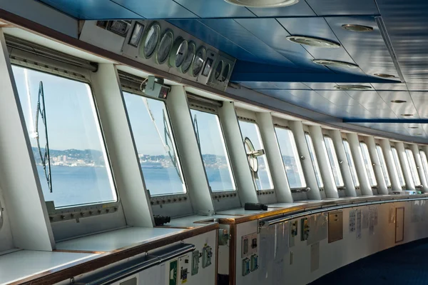 Janelas da sala de controle vista no moderno navio de passageiros — Fotografia de Stock