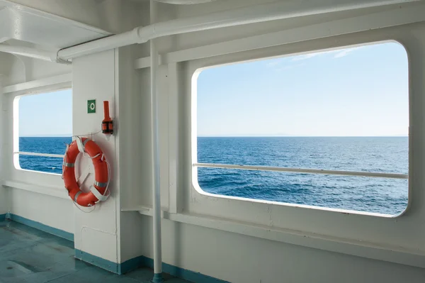 Fenêtres de navire avec un paysage marin relaxant et une vue sur le ciel bleu — Photo