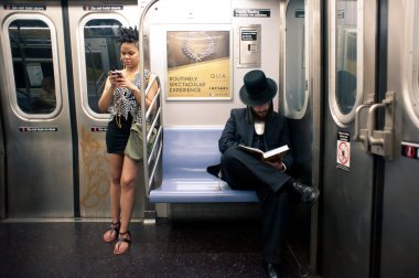 New york city - Haziran 28: taşıt üzerinde Haziran 28, 2 metro vagonu içinde