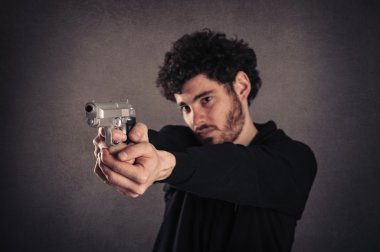 Genç katil silah grunge arka plan işaret.