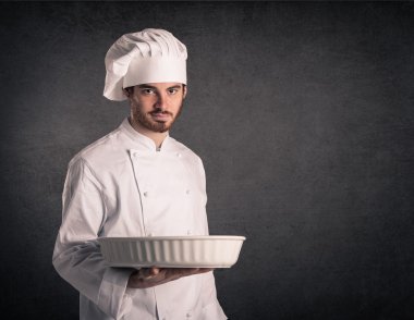 kek teneke grunge arkaya taşıyan Üniformalı adam genç cook