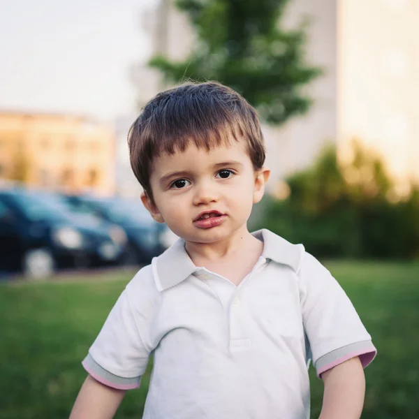 Chino asiático con ojos azules y camisa blanca — Foto de stock
