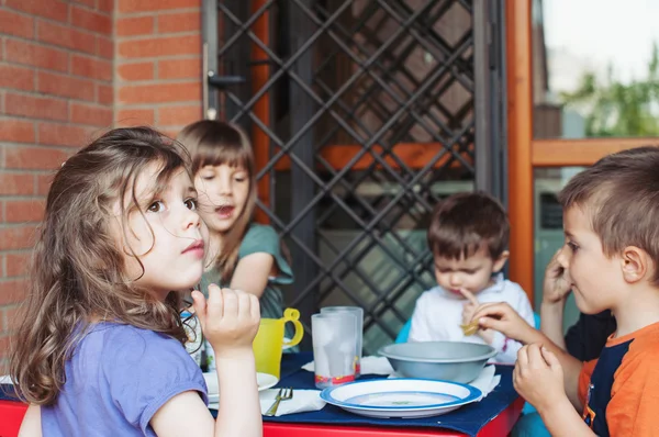 Gyerekek mennek enni — Stock Fotó