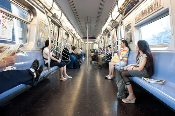 纽约城-6 月 28 日： 乘客在地铁无盖货车 6 月 28 日，2 — 图库照片