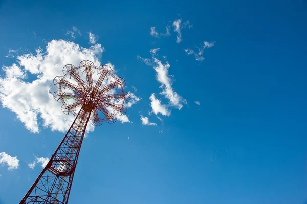 New York - 27 juni: Fallskärm tower. Coney Island är känd särs — Stockfoto