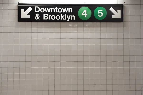 New york city metro ondertekenen in midtown manhattan station met kopie — Stockfoto