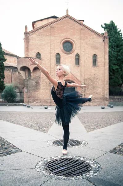 Joven hermosa bailarina posando frente a la iglesia de San Esteban . — Foto de Stock