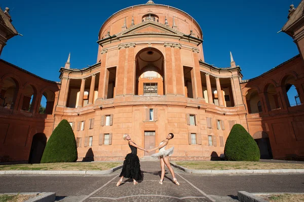 Молодые красивые танцоры перед церковью Сан-Лука. Bologna, It — стоковое фото