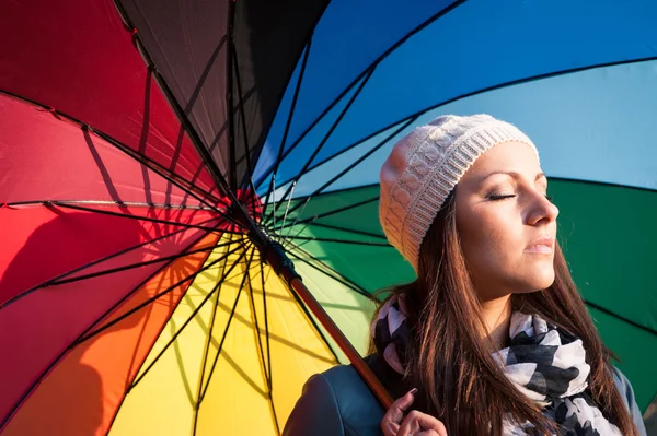 Jovem com guarda-chuva multicolorido . — Fotografia de Stock