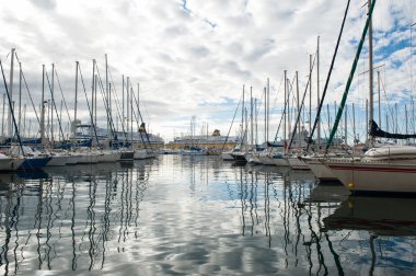 Yelkenli tekneler limanda toulon, Fransa.