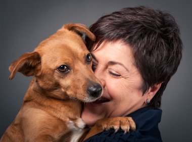 küçük köpek ve orta yaş kadın.